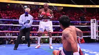 Yordenis Ugas sempat membuat Manny Pacquiao terjatuh saat duel di perebutan gelar WBA, Minggu (22/8/2021) (AFP)