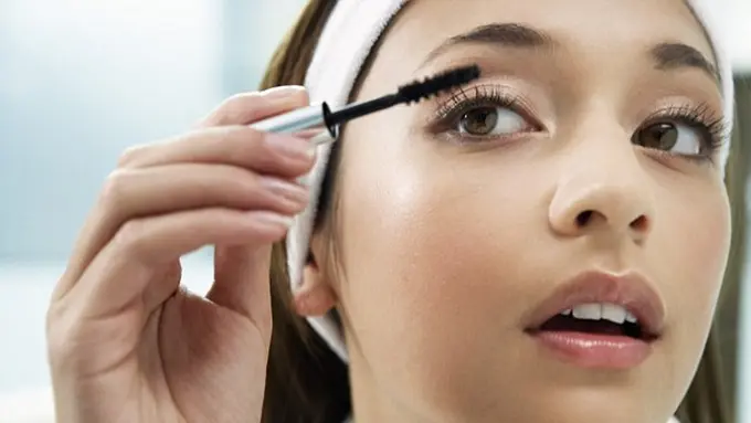 5 Produk 'Makeup' yang Harus Kamu Bawa Selama Musim Hujan