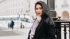Pergi berlibur ke luar negeri, mantan personel JKT48 ini tampil dengan coat berwarna hitam. Agar lebih hidup, ia tampil dengan dress berwarna kuning. Penampilannya semakin menawan dengan scarf motif yang manis. (Liputan6.com/IG/@ochi24)