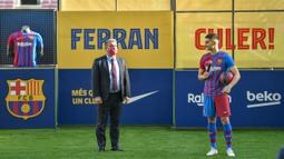 Sayangnya, Torres masih belum dapat didaftarkan ke skuat Barcelona karena terganjal regulasi pengeluaran gaji pemain di Liga Spanyol. (AFP/Pau Barrena)