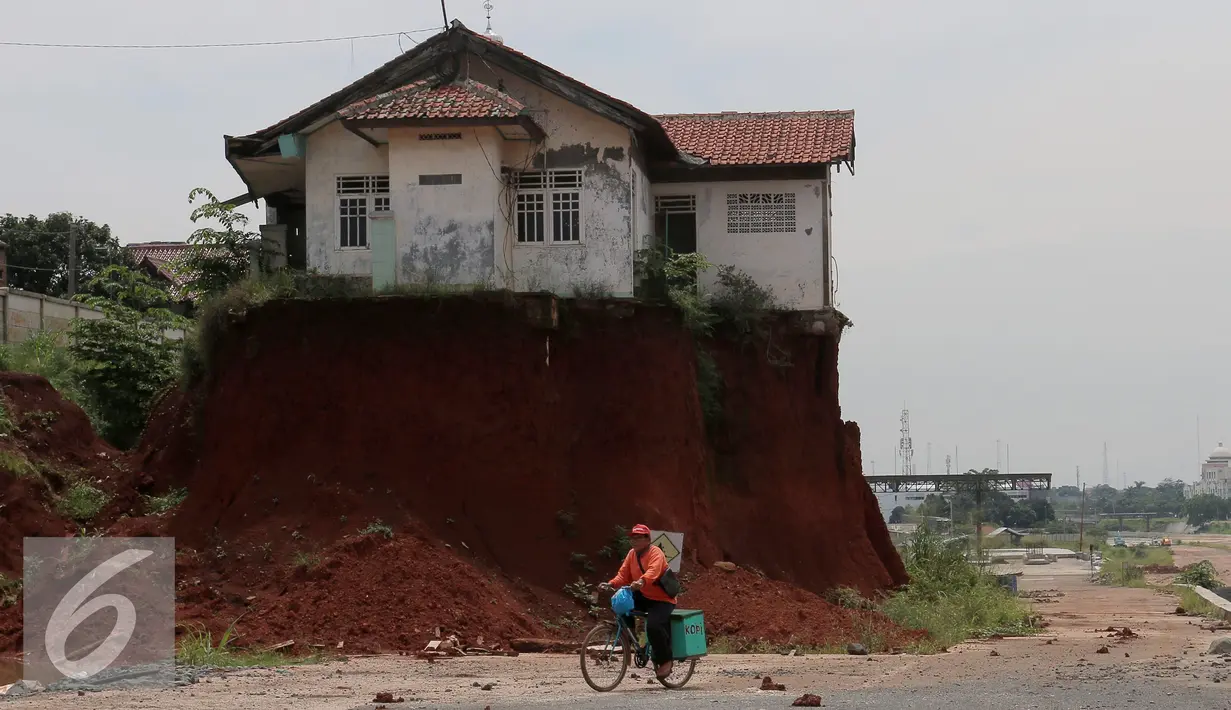 Warga melintas di samping Musala yang masih berdiri di lokasi pembangunan proyek Tol Cinere-Jagorawi di Depok, Jawa Barat, Selasa (1/11). Pembangunan Tol ini masih menyisakan 555 Bidang tanah yang belum dibebaskan. (Liputan6.com/Johan Tallo)