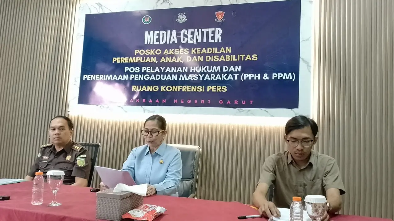 Kajari Garut Helena Oktavianne, didampingin Kasubagbin Feza Reza, dan Kasubsi Intelejin Bimo, dalam rilis akhir tahun di Kantor Kejari Garut, Selasa (31/12/2024). (Liputan6.com/Jayadi Supriadin)