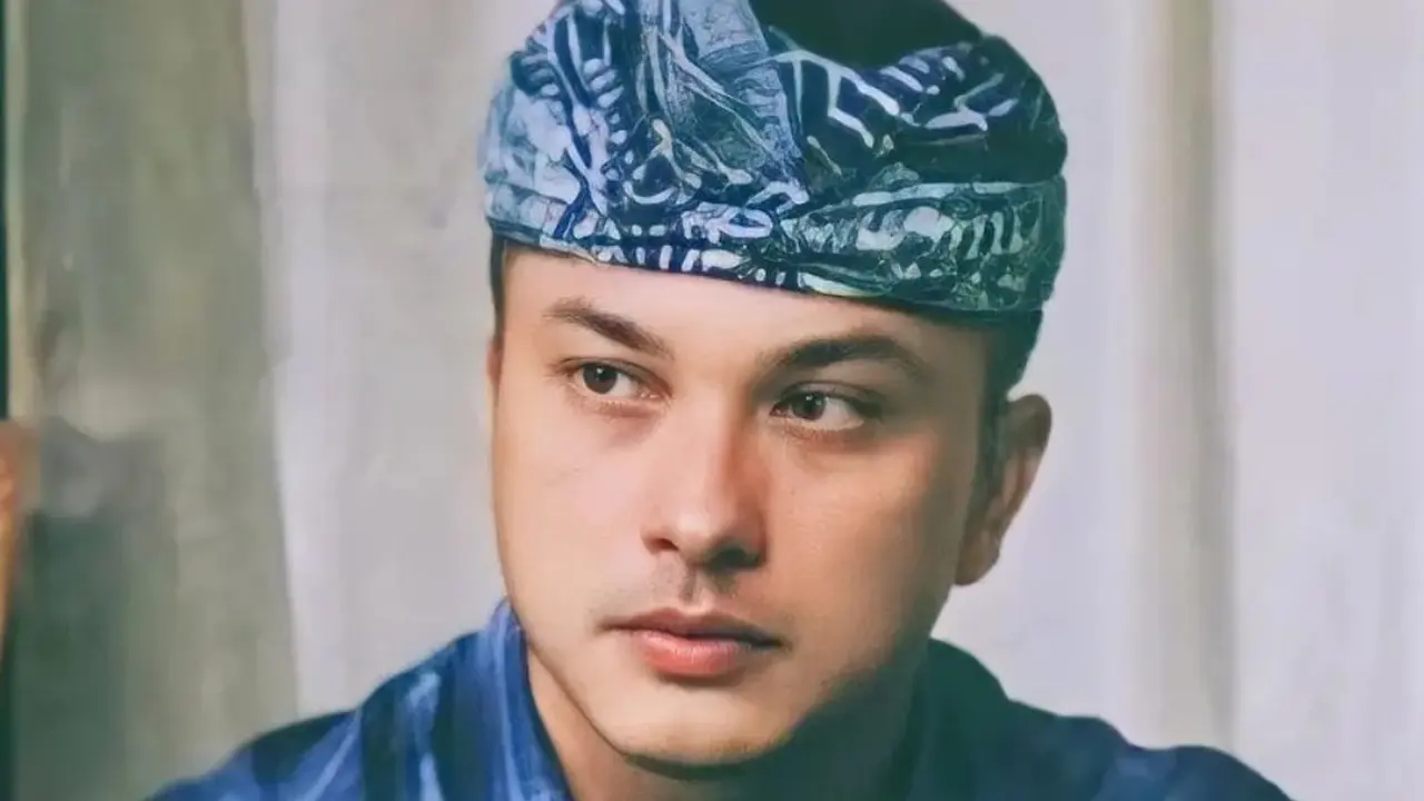 Nicholas Saputra Pakai Baju Adat
