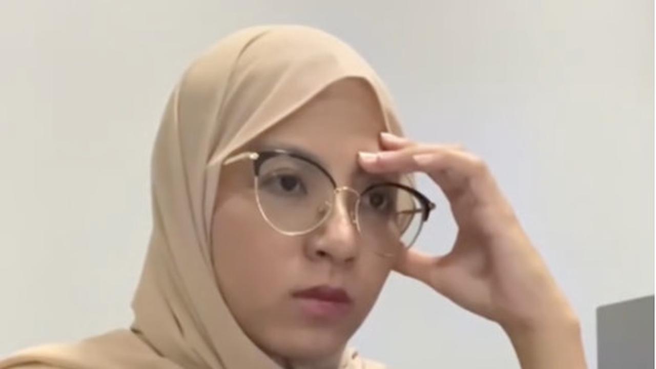 perempuan cantik pns resign