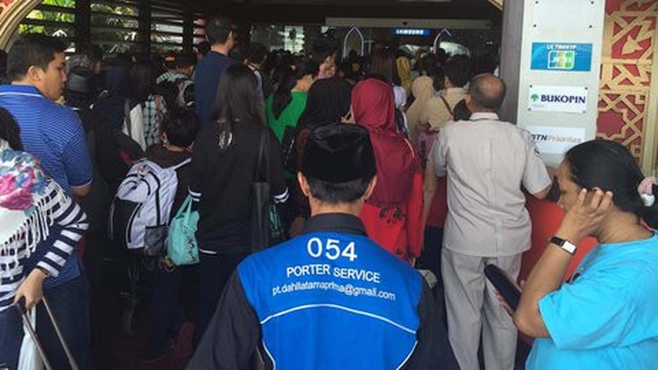 Masih ditutup, penumpang tetap berdatangan ke Bandara Babullah