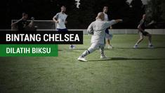 Hal baru dirasakan para bintang Chelsea saat tur pramusim di Singapura, mereka dilatih oleh seorang biksu.