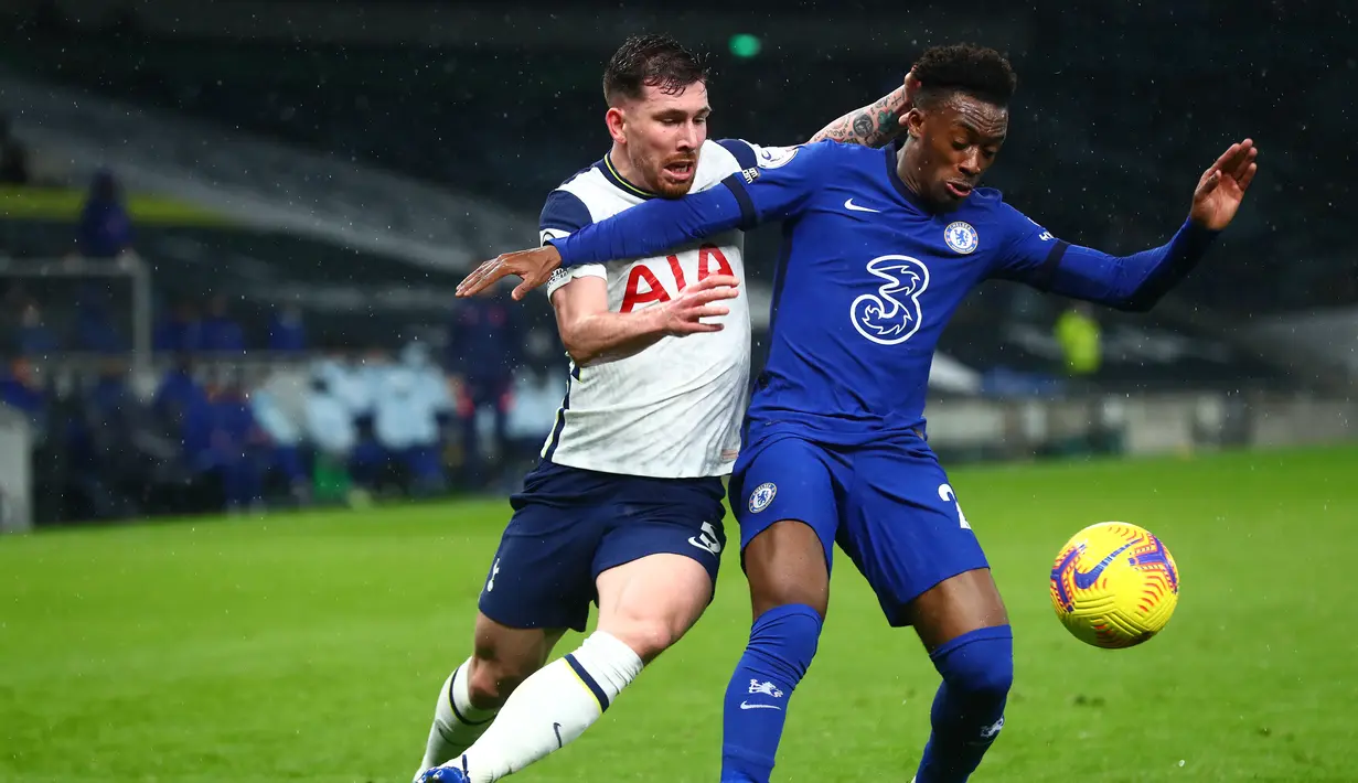 Gelandang Chelsea, Callum Hudson-Odoi (kanan) berebut bola dengan gelandang Tottenham Hotspur, Pierre-Emile Hojbjerg dalam laga lanjutan Liga Inggris 2020/21 pekan ke-22 di Tottenham Hotspur Stadium, London, Kamis (4/2/2021). Chelsea menang 1-0 atas Tottenham Hotspur. (AFP/Clive Rose/Pool)