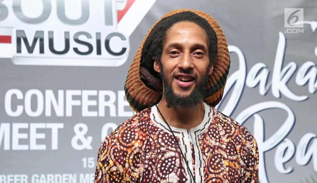 Putra Bob Marley, Julian Marley memberi keterangan saat jumpa pers Jakarta Peace Concert 2017, Jakarta, Rabu (15/11). Putra dari musisi reggae legendaris Bob Marley, Julian Marley akan tampil di Jakarta Peace Concert 2017. (Liputan6.com/Herman Zakharia)