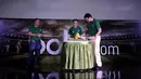 COO KMK Online, Manuel Irwanputera (kanan) memotong tumpeng tanda diresmikannya peluncuran portal berita olahraga online Bola.com di Jakarta, Selasa (28/4/2015). (Liputan6.com/Helmi Fithriansyah)
