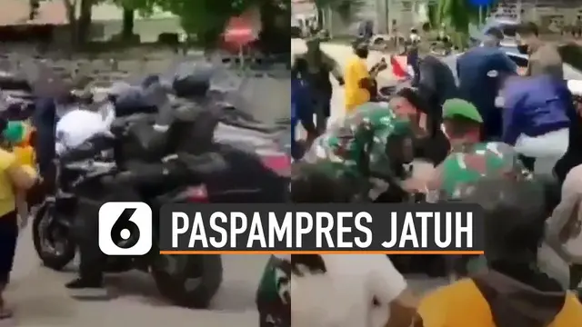 Saking banyaknya warga membuat sebuah motor paspampres jatuh kesenggol.