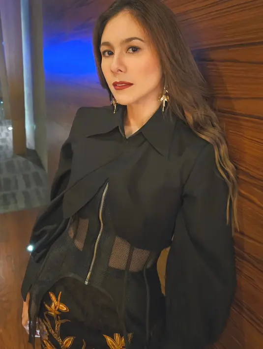 Pesona Wulan Guritno terlihat lebih bold dengan lipstik deep red dan smokey eye yang tajam. [@wulanguritno]