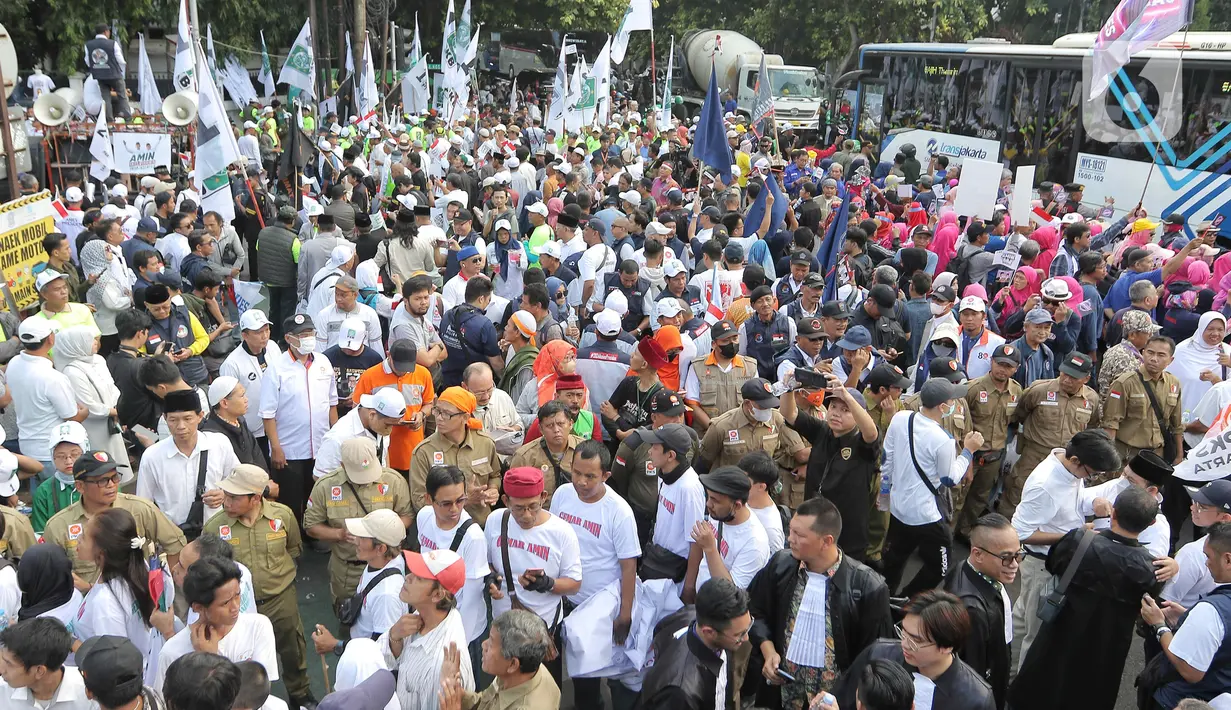 Tidak ketinggalan juga pernak-pernik dukungan seperti kaos partai hingga bendera kecil bergambarkan Anies-Imin. (Liputan6.com/Angga Yuniar)