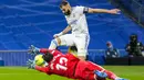 Penyerang Real Madrid Karim Benzema mencetak gol kedua untuk timnya ke gawang Rayo Vallecano pada pekan ke-13 Liga Spanyol 2021/22 di Santiago Bernabeu, Minggu (7/11/2021) dini hari WIB. Real Madrid berhasil mengantongi tiga poin setelah menekuk Rayo Vallecano 2-1. (AP Photo/Manu Fernandez)