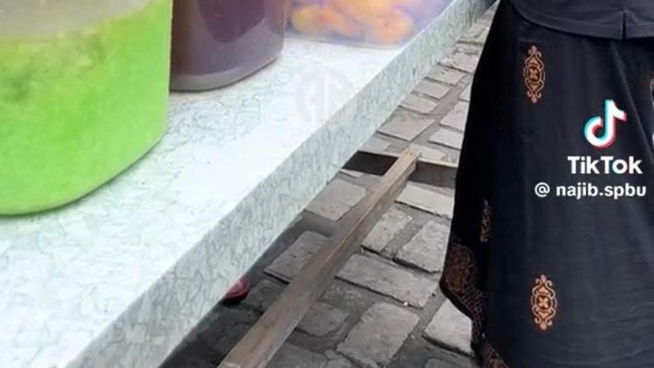 Momen Pria Borong Takjil hingga Penjualnya Menangis Ini Viral, Tuai Pujian