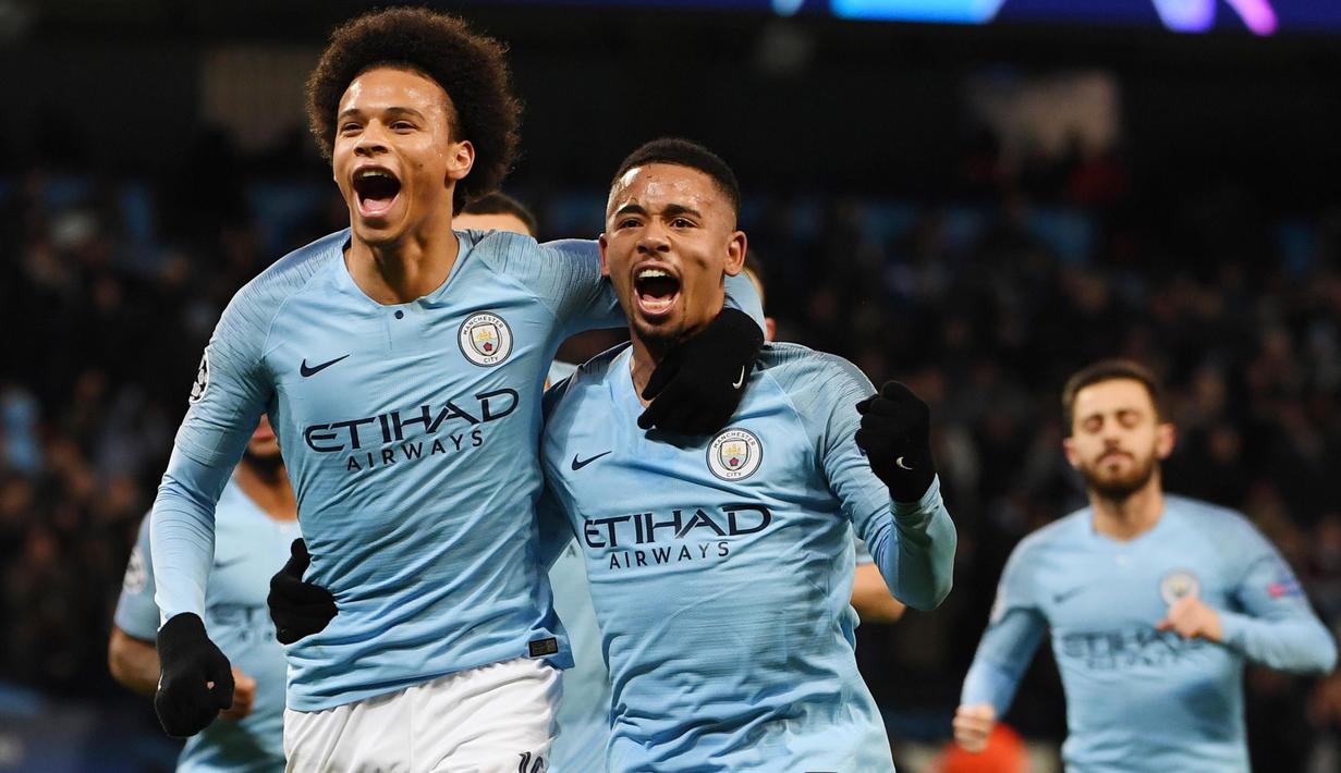 Gelandang Manchester City, Leroy Sane, bersama Gabriel Jesus, melakukan selebrasi usai membobol gawang Hoffenheim pada laga Liga Champions di Stadion Etihad, Rabu (12/12). Manchester City menang 2-1 atas Hoffenheim. (AFP/Paul Ellis)
