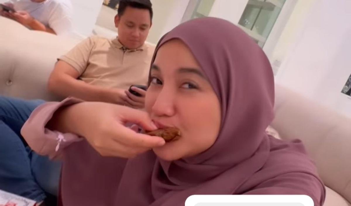 Setelah itu, Chacha Frederica dan suami, Dico Ganinduto bersama Raffi Ahmad dan Nagita tampak menikmati martabak. Tampak waktu menunjukan pukul 00.30 dini hari.<br>