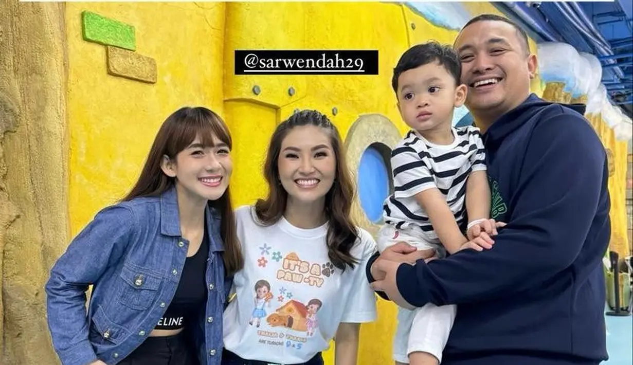 Gilang Dirga bersama sang istri dan buah hati tampil kompak kenakan busana dengan sentuhan warna biru. [@gilangdirga]