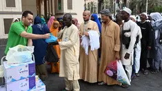 Seorang sukarelawan membagikan paket makanan yang ditawarkan oleh penduduk Makkah kepada para jemaah haji di Kota Suci Makkah, Arab Saudi, 23 Juni 2023. (Sajjad HUSSAIN/AFP)