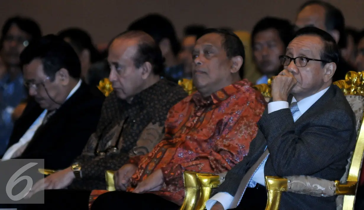 Politisi senior, Akbar Tanjung (kanan) saat menghadiri acara Dies Natalis ke-17 Universitas Bung Karno di Jakarta, Senin (25/7). (Liputan6.com/Johan Tallo)