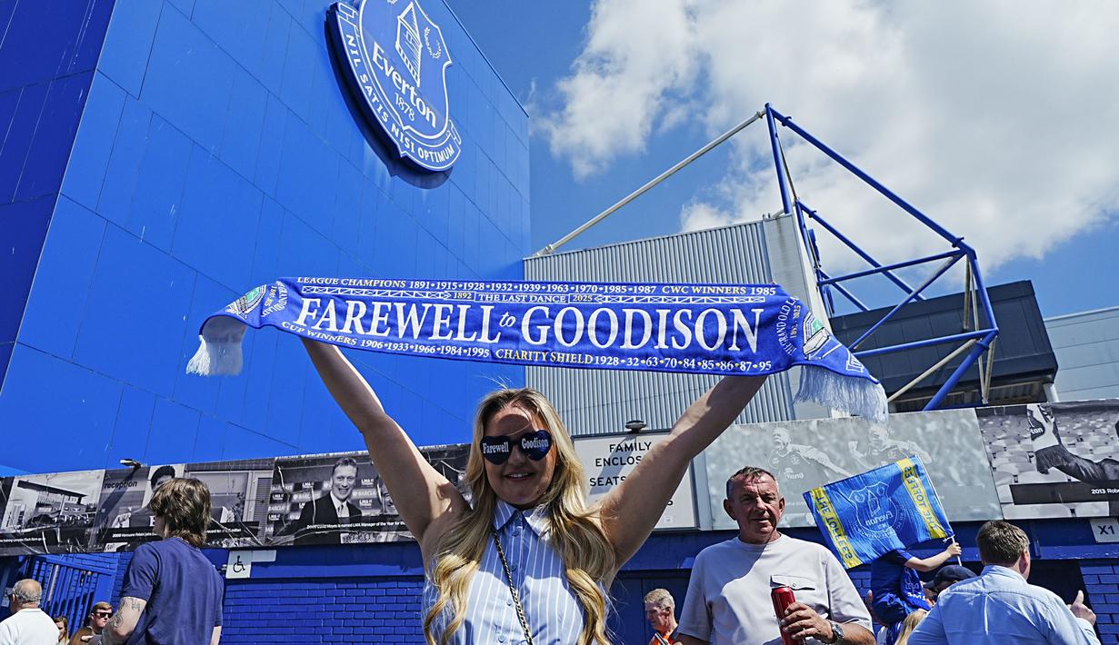 Seorang pendukung Everton berpose dengan membentangkan syal bertuliskan "Perpisahan untuk Goodison" menjelang laga lanjutan Liga Inggris 2024/2025 melawan Southampton di Goodison Park, Liverpool, Inggris, Minggu (18/05/2025) waktu setempat. Ini merupakan momen terakhir laga kandang Everton di stadion tersebut. (AP Photo/PA/Peter Byrne)