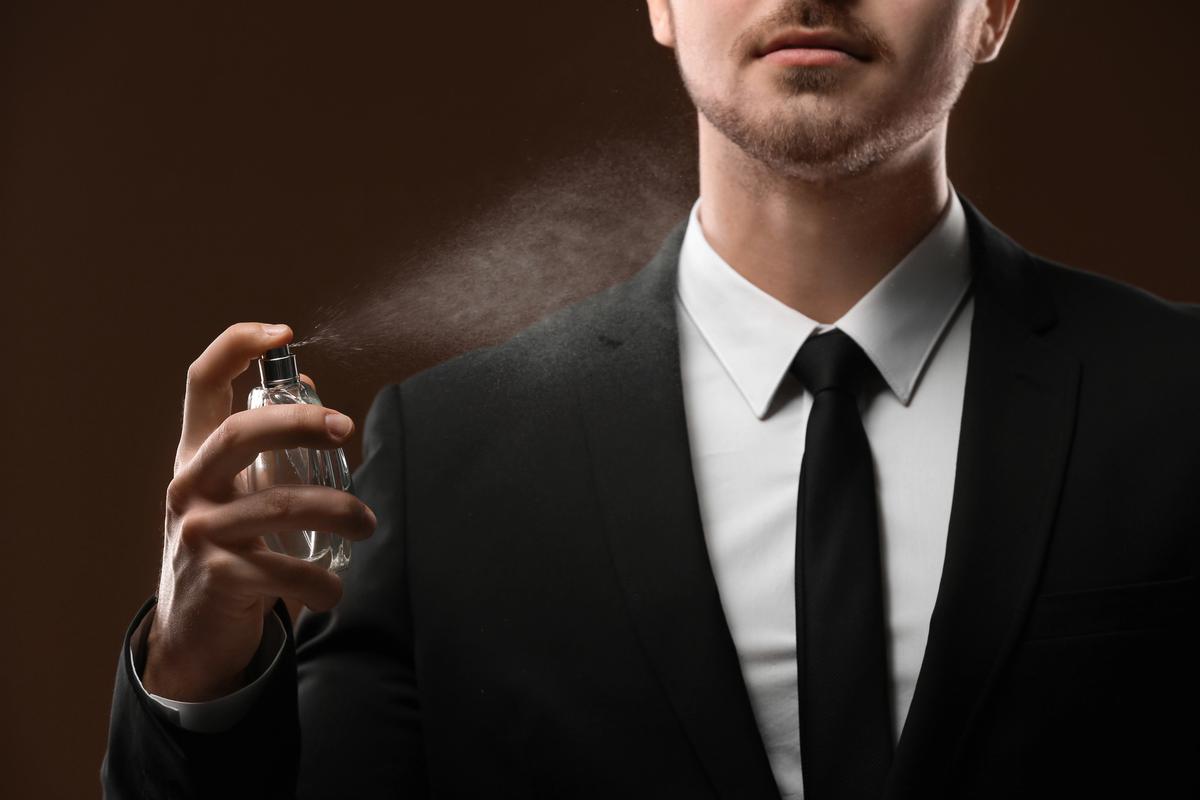 Risiko Menyemprot Parfum di Pakaian