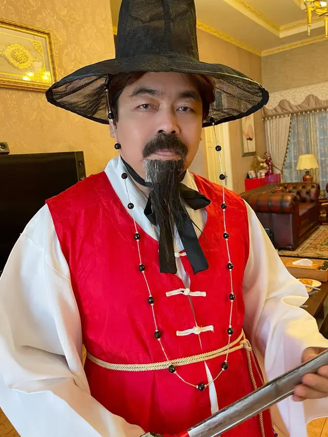 6 Potret Adam Suseno Cosplay Berbagai Karakter, Terbaru Jadi Pawang Hujan