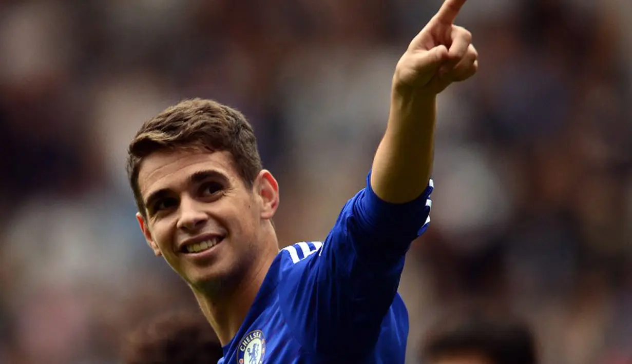 Gelandang Chelsea, Oscar, merayakan golnya ke gawang Aston Villa di laga lanjutan Liga Primer Inggris di Stadion Stamford Bridge, London, (27/9/2014). Chelsea unggul 3-0 atas Aston Villa. (AFP PHOTO/Carl Court)