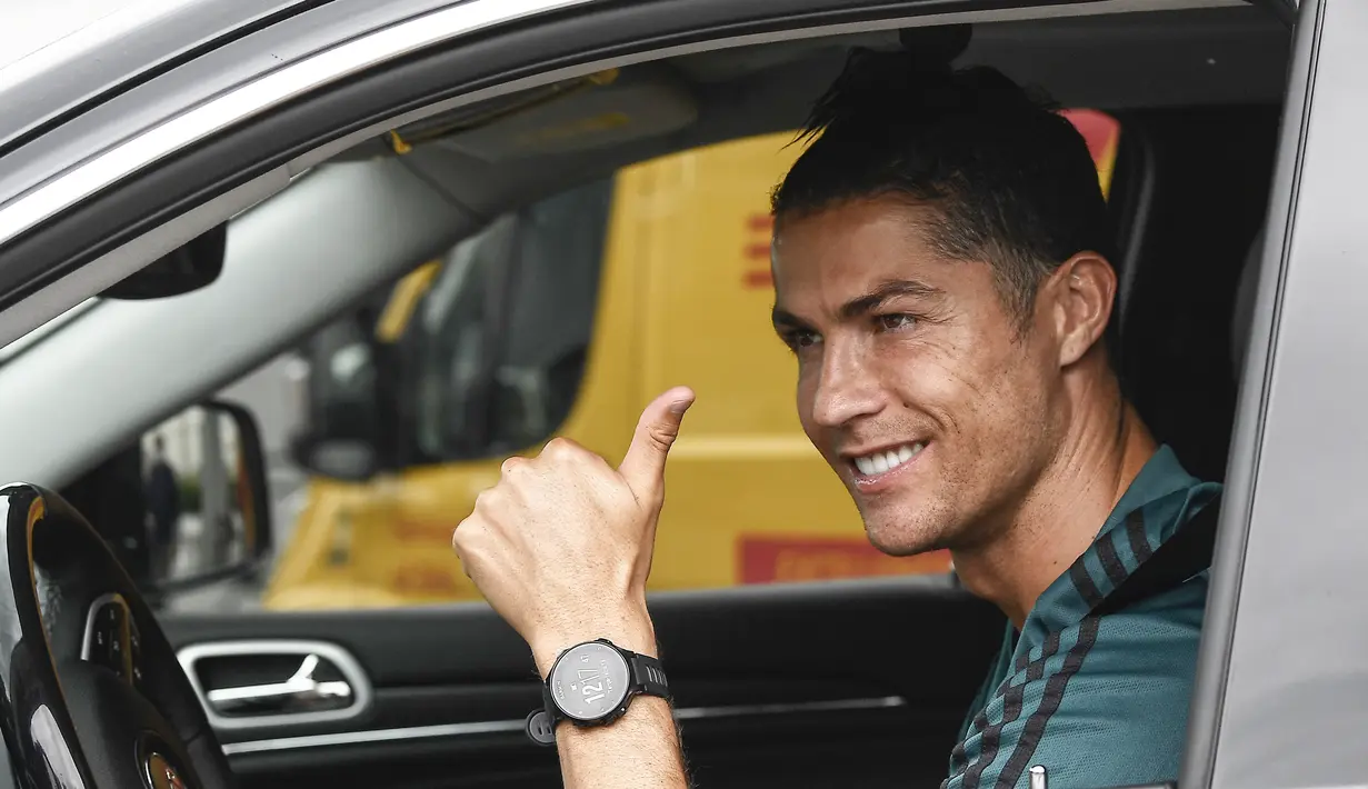 Striker Juventus, Cristiano Ronaldo, saat tiba di Pusat Latihan Juventus, Turin, Selasa (19/5/2020). Sejumlah pemain Juventus telah tiba di Turin untuk memulai latihan jelang bergulirnya kembali Serie A. (AP/Fabio Ferrari)