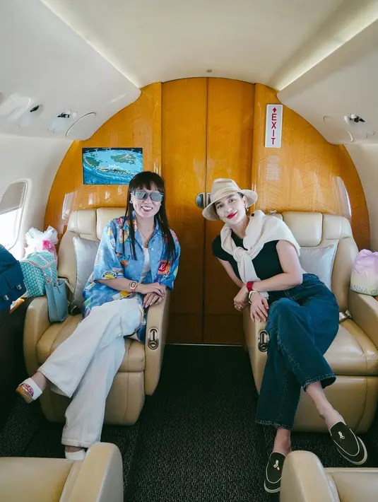 Tak hanya busana, Luna Maya tampil cantik natural dengan wajah glowing berkat makeup minimalis [@lunamaya]