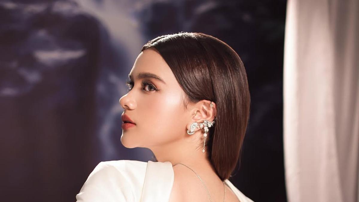 Audi Marissa Bak Dewi dalam Balutan Gaun Backless Putih yang Memesona di Pemotretan Terbaru