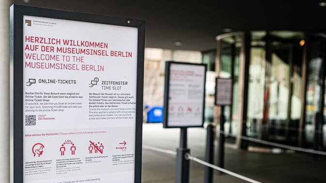 Informasi kunjungan dan kebersihan terlihat di pintu masuk Museum Pergamon di Berlin, ibu kota Jerman, (18/5/2020). Museum dan galeri di negara tersebut dapat diakses kembali, namun sejumlah aturan kebersihan dan jarak harus terus dipatuhi untuk mencegah penyebaran Covid-19. (Xinhua/Binh Truong)