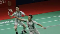 Pasangan ganda putra Indonesia, Marcus Fernaldi Gideon/Kevin Sanjaya Sukamuljo saat berhadapan dengan ganda putra Thailand Supak Jomkoh/Kittinupong Kedren pada babak 16 besar Turnamen Bulu Tangkis Daihatsu Indonesia Masters 2022 di Istora Senayan, Jakarta, Kamis (9/6/2022). Marcus/Kevin menang rubber game 21-14, 8-21 dan 21-18. (Bola.com/Ikhwan Yanuar)