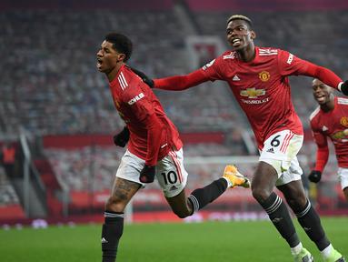 Striker Manchester United, Marcus Rashford (kiri) melakukan selebrasi usai mencetak gol ke gawang Wolverhampton Wanderers dalam laga lanjutan Liga Inggris 2020/21 pekan ke-16 di Old Trafford, Selasa (29/12/2020). Manchester United menang 1-0 atas Wolverhampton. (AFP/Michael Regan/Pool)