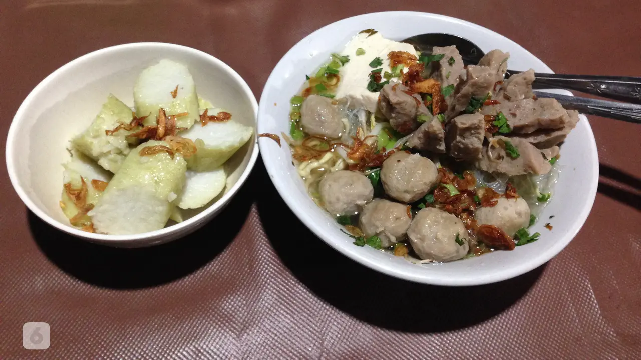 Kuliner Malam Jumat: Bakso Lontong Cikini, Perpaduan Unik dan Bikin Ingin Kembali