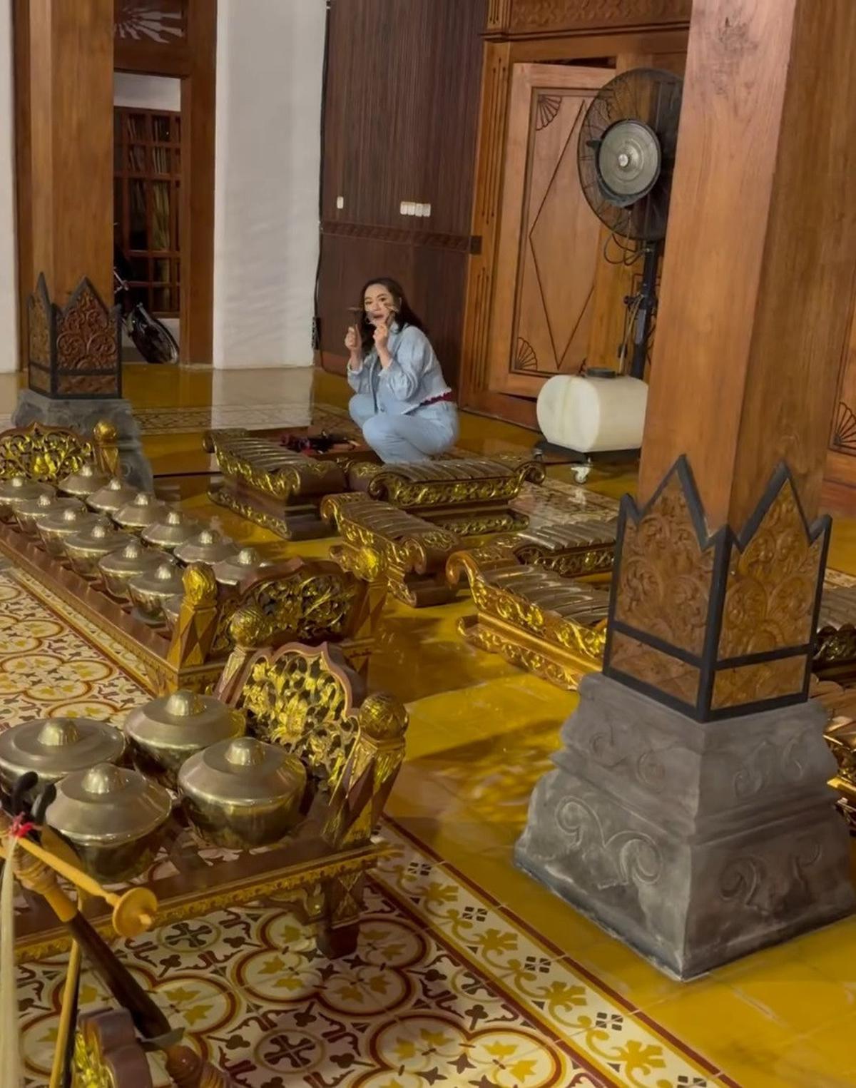 Setelah itu, Happy Asmara mengambil alat pemukul gamelan dari tempat khusus.&nbsp;