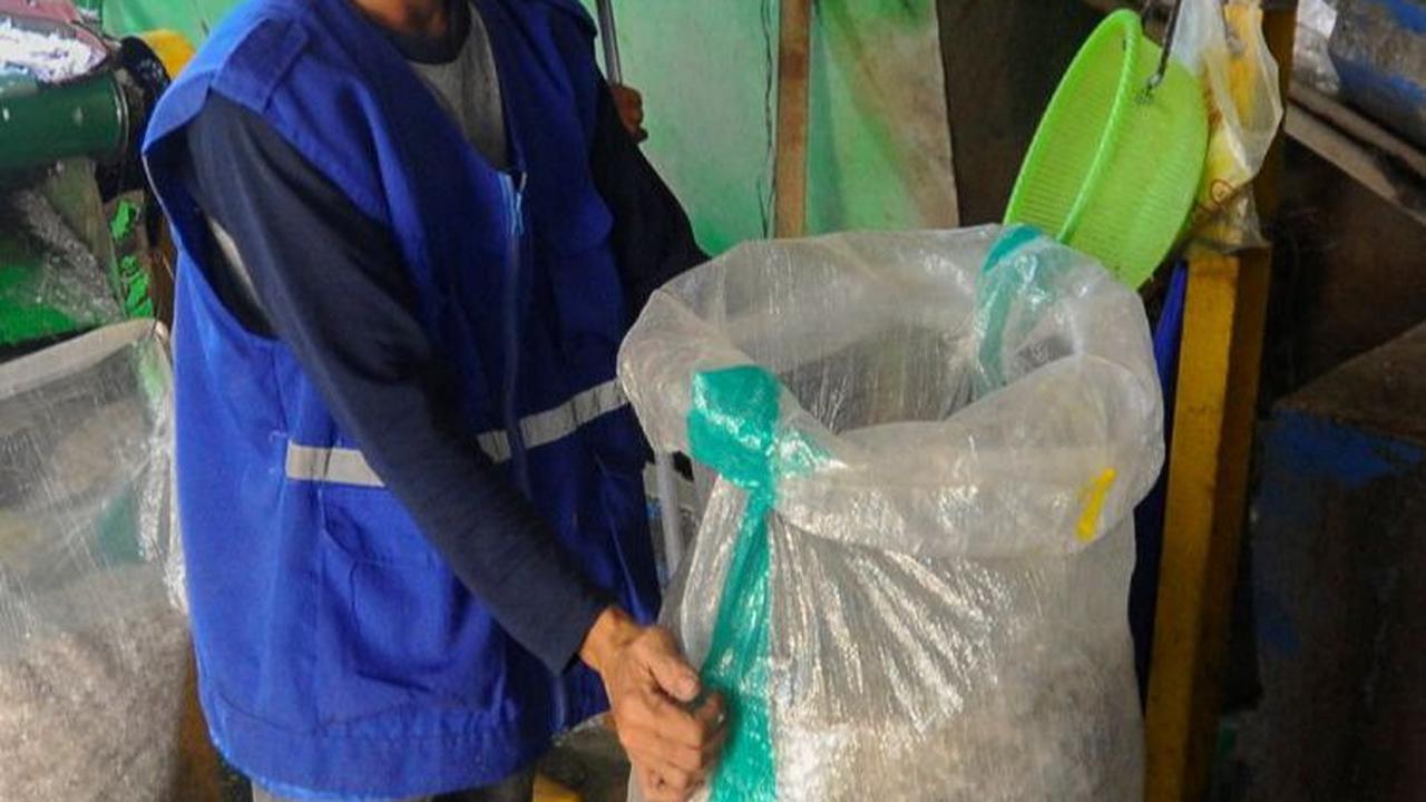 Pekerja mengemas plastik cacah yang sudah diolah di Koperasi Pemulung Berdaya, Setu, Tangerang Selatan, Banten, Rabu (20/9/2023).