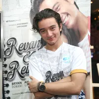 Bagi cowok peraih Juara Cipta Lagu Sekuta Bali itu, terlibat dalam layar lebar merupakan pengalaman perdananya. Dipercaya menjadi pemeran utama dengan perannya Revan. Film drama romantis itu, beradu akting dengan Angela Gilsha. (Nurwahyunan/Bintang.com)