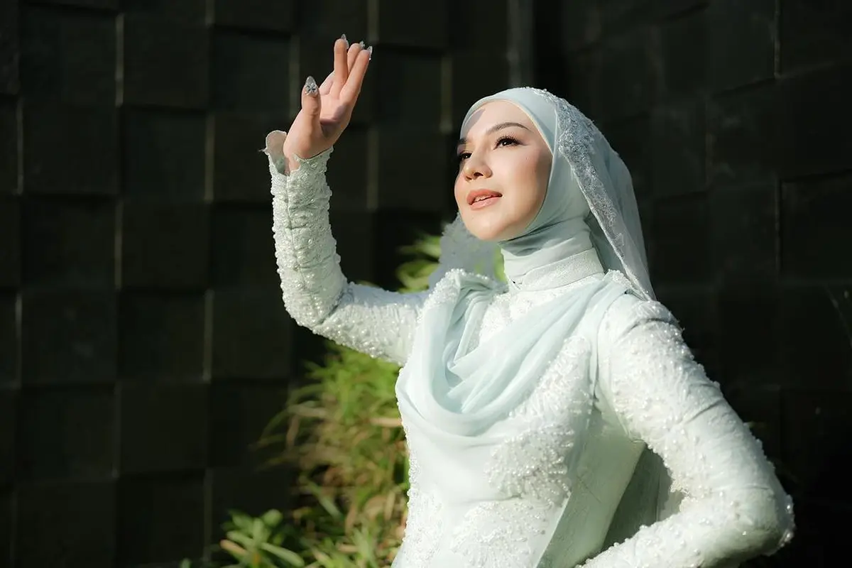 6 Potret Inspirasi Baju Kurung dari Irish Bella dan Pevita Pearce yang Baru Saja Menikah