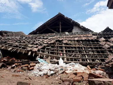 Kondisi rumah yang mengalami kerusakan akibat gempa di Dusun Krajan, Majangtengah, Dampit, Kabupaten Malang, Minggu (11/4/2021). Dusun Krajan, Majangtengah, merupakan salah satu wilayah yang terkena dampak paling parah dari gempa bermagnitudo 6,1 pada Sabtu (10/4). (merdeka.com/Nanda F. Ibrahim)