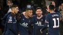PSG berhasil lolos ke babak 16 besar sebagai runner-up Grup A usai mengalahkan Club Brugge 4-1 dalam matchday terakhir fase grup Liga Champions 2021/2022, Selasa (7/12/2021). Dua Brace Kylian Mbappe dan Lionel Messi juga mencetak rekor dari hasil tersebut. (AFP/Franck Fife)