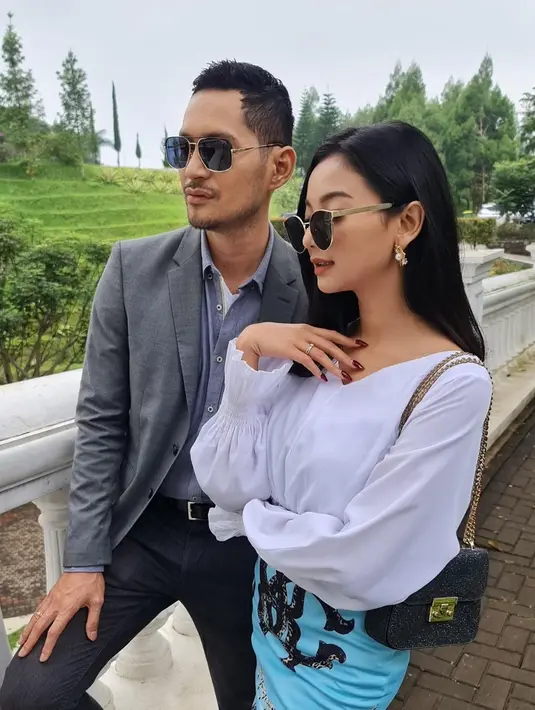 Kali ini Glenca Chysara bersama lawan mainnya dalam sinetron Ikatan Cinta, Evan Sanders tampil kompak. Keduanya terlihat sama-sama memakai kacamata hitam. Tak sedikit orang yang menyebut Glenca dan Evan serasi bak pasangan kekasih.(Liputan6.com/IG/@glencachysaraofficial)