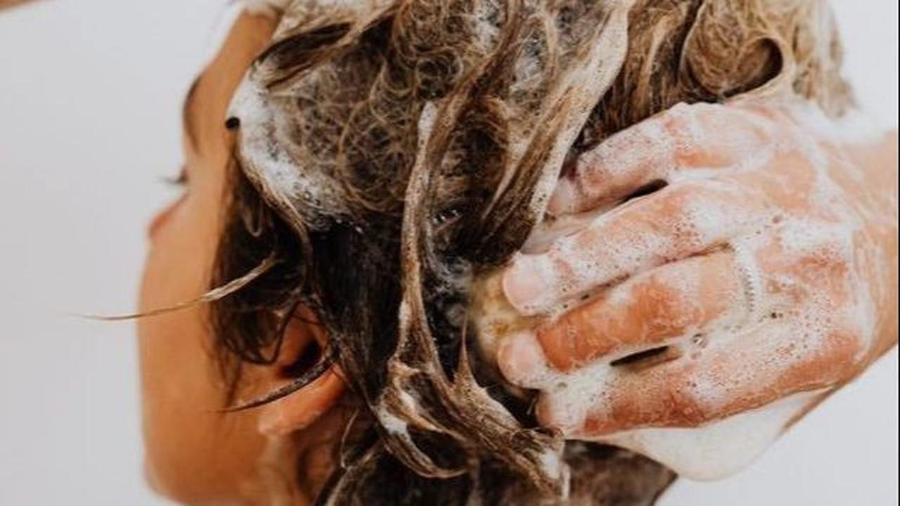 2. Pakai Shampoo Sampai Batang Rambut
