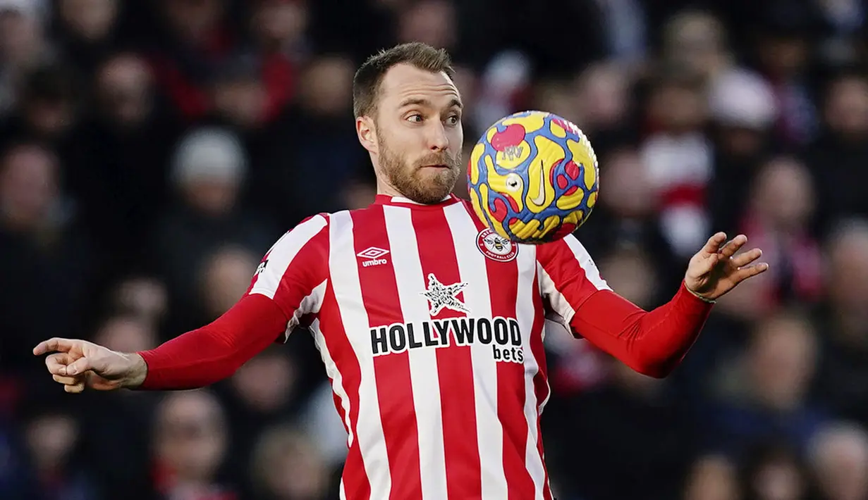 Christian Eriksen akhirnya kembali turun ke lapangan menjalani debutnya untuk Brentford dalam duel kontra Newcastle United pada laga Liga Inggris. (Aaron Chown/PA via AP)