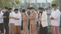 Eri Cahyadi dan keluarga shalat Idul Fitri di Taman Surya Balai Kota Surabaya. (Istimewa)