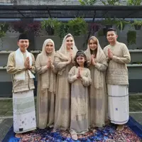 Ayu ting-ting dan keluarga