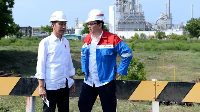 Presiden Jokowi dan Basuki Tjahaja Purnama atau Ahok saat kunjungi kilang Pertamina