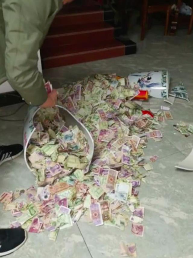 Tak Sengaja Pecahkan Vas, Gadis Ini Ungkap Tabungan Rahasia Ayahnya Selama 13 Tahun