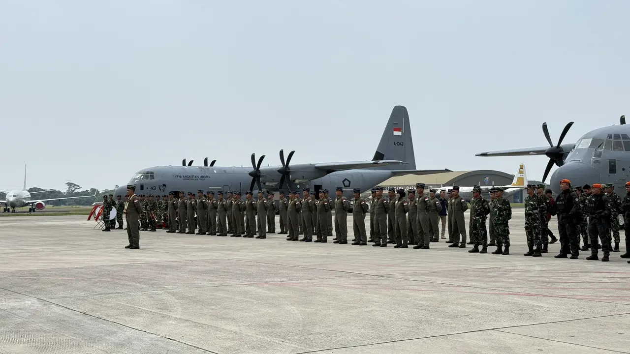 Tiga pesawat Hercules C-130J milik TNI Angkatan Udara (AU) mendarat di Pangkalan TNI AU Halim Perdanakusuma Jakarta, Sabtu (13/9/2025).