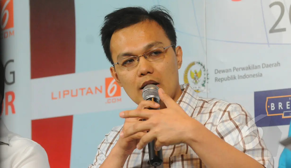 Ekonom PT Bank Sentral Asia Tbk (BCA), David Sumual saat menjadi pembicara dalam diskusi bincang senator 2015 "Gejolak dan Masa Depan Rupiah" di Jakarta, Minggu (29/3/2015). (Liputan6.com/Herman Zakharia)