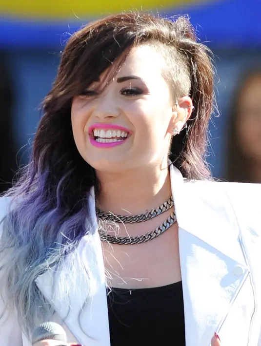 Demi Lovato pun mengejutkan para penggemarnya dengan mencukur hampir setengah rambutnya. (BROADIMAGE/REX/SHUTTERSTOCK)
